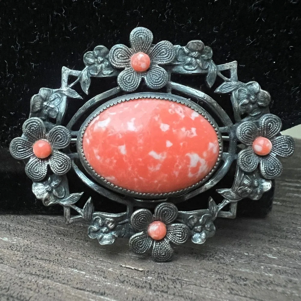 Vintage Floral Pin W/‎ Mottled Coral Colored Glass In The Middle & Around Brooch